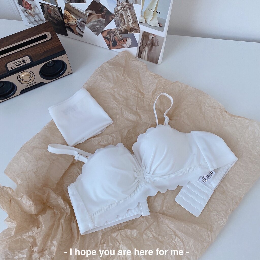 New Japanese girls gather half a cup of bra with small breasts. The underwear N-08 is thin and thick